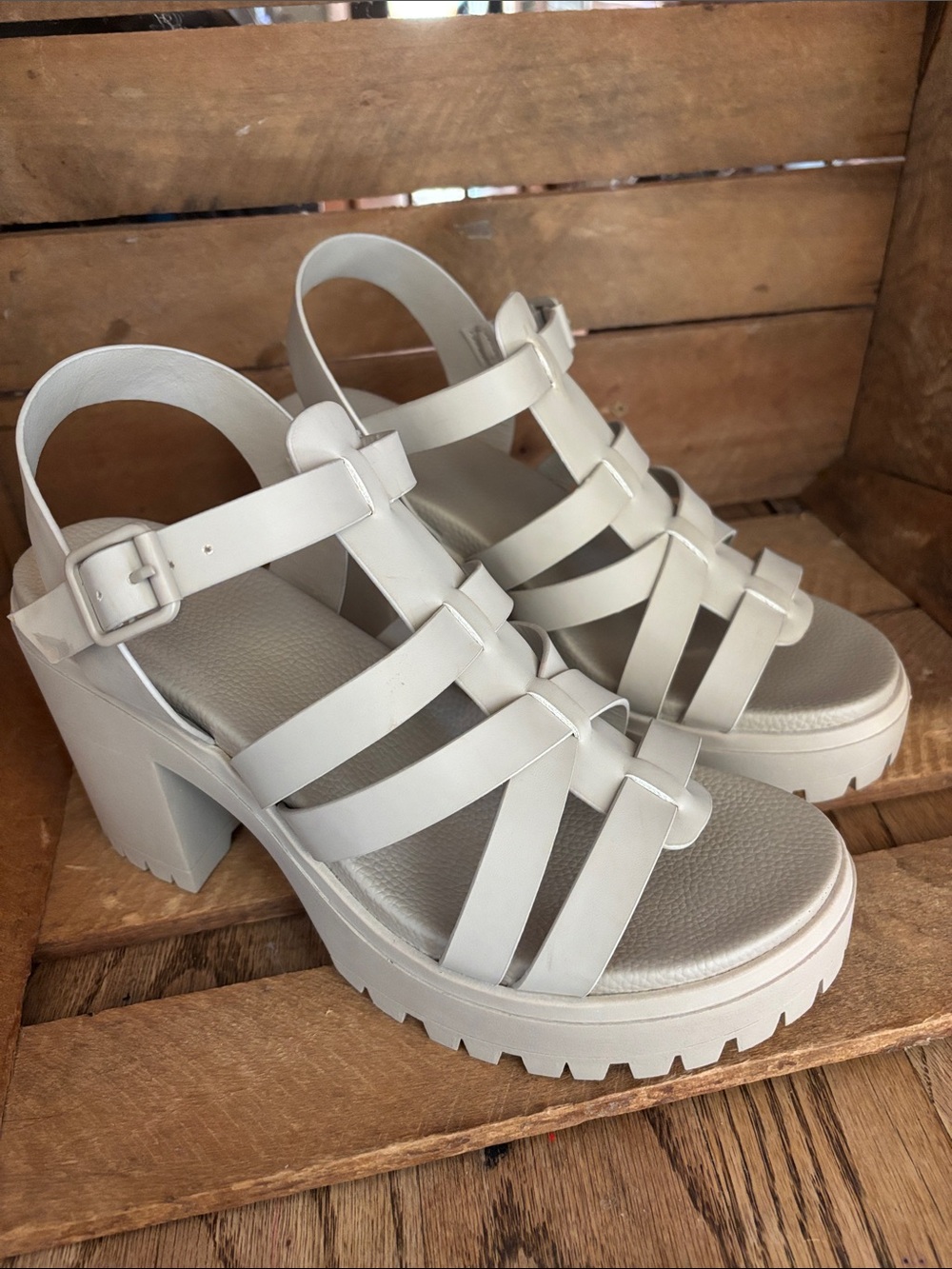 NWT Mia - Chunky Platform Strappy Sandals Tira Heel Size 9